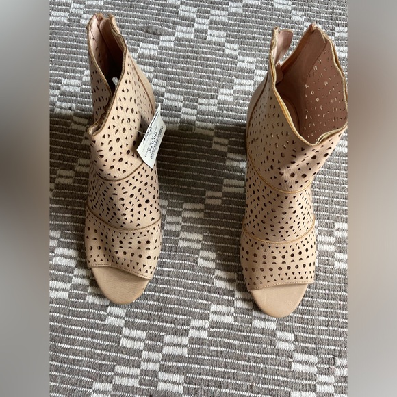 Blush pink perforated peep toe wedges - Picture 3 of 3